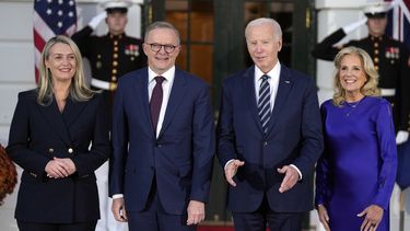 El presidente Joe Biden y la primera dama Jill Biden, con el primer ministro australiano Anthony Albanese y su acompañante Jodie Haydon, en la Casa Blanca en Washington, el 24 de octubre de 2023. (Foto AP/Manuel Balce Ceneta)
