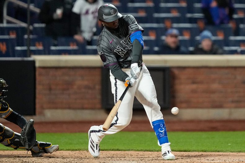 El cubano Luis Robert Jr., de los Mets de Nueva York, pega un jonrón de tres carreras en el undécimo episodio del juego ante los Piratas de Pittsburgh, el sábado 28 de marzo de 2026 (AP Foto/Yuki Iwamura)