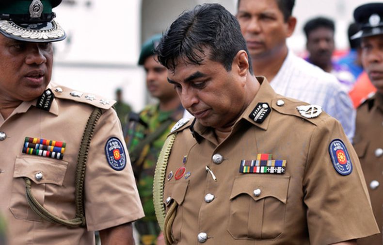 El ex jefe de policía de Sri Lanka Pujith Jayasundara sale de una iglesia donde estallaron bombas en Colombo, Sri Lanka, el 21 de abril del 2019. (AP foto/Eranga Jayawardena)
