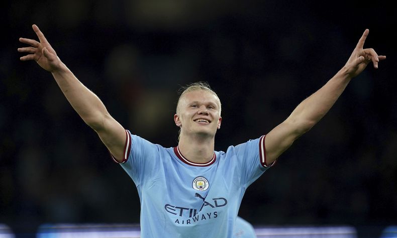 Erling Haaland celebra tras anotar el segundo gol del Manchester City en la victoria 3-0 ante West Ham en la Liga Premier, el miércoles 3 de mayo de 2023. (Martin Rickett/PA vía AP)