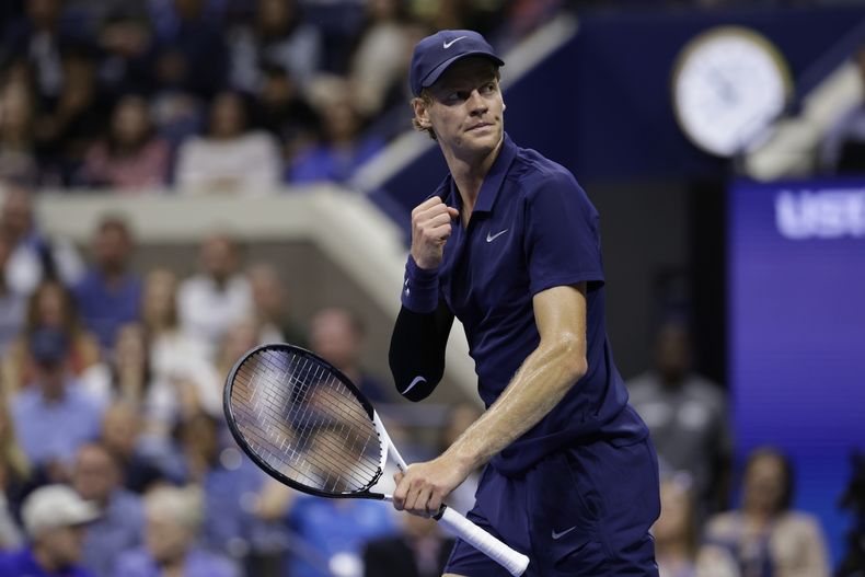 Jannik Sinner, de Italia, reacciona después de ganar un punto frente a Alexander Bublik, de Kazajistán, durante un partido de la cuarta ronda del torneo de tenis US Open, el lunes 1 de septiembre de 2025, en Nueva York. (AP Foto/Adam Hunger)