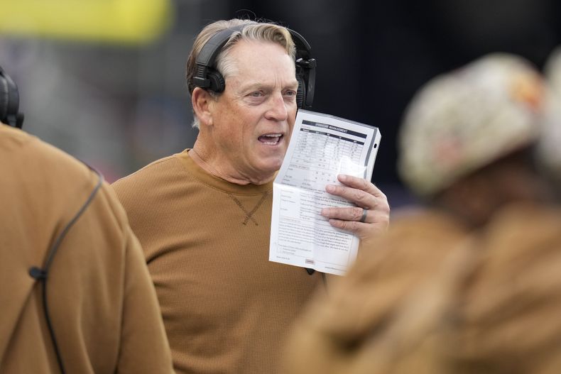 ARCHIVO - Jack Del Rio, coordinador defensivo de los Commanders de Washington, da instrucciones durante un partido de la NFL, el 5 de noviembre de 2023, en Foxborough, Massachusetts. (AP Foto/Charles Krupa, Archivo)