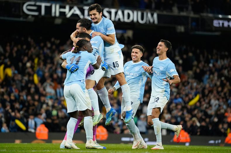 Jugadores del Manchester City celebran al final del encuentro de futbol de la Copa de la Liga de Inglaterra entre Manchester City y Brighton and Hove Albion el miércoles 28 de octubre de 2026, en Manchester, Inglaterra. (AP Foto/Dave Thompson)