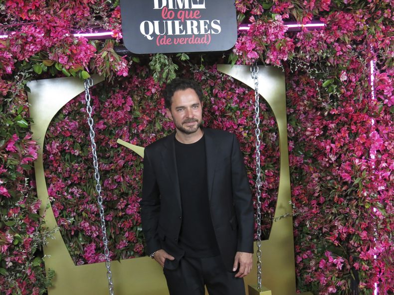 El actor Manolo Cardona posa en la alfombra roja de la película Dime lo que quieres (de verdad) en la Ciudad de México el lunes 24 de julio de 2023. (Foto AP/Berenice Bautista)