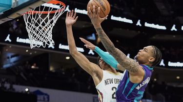 Guiados por Ball y Rozier, Hornets ganan 106-103 a Pelicans