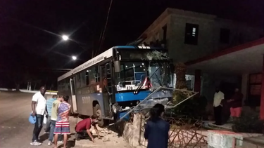 omnibus pierde el control y destroza el muro de una vivienda en la habana