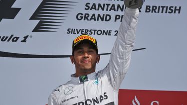 americateve | El brit&aacute;nico Lewis Hamilton, de Mercedes, alza su trofeo tras ganar el Gran Premio de Gran Breta&ntilde;a de F&oacute;rmula Uno en Silverstyone, Inglaterra, el domingo, 6 de julio del 2014. (Foto AP/Lefteris Pitarakis)
