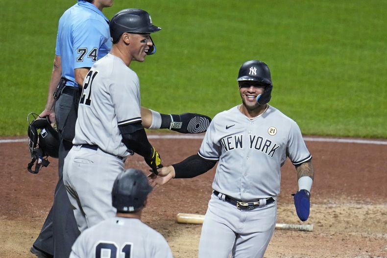 El venezolano Gleyber Torres (derecha) y su compañero Aaron Judge de los Yanquis de Nueva York (izquierda) celebra luego de anotar en un contacto de Anthony Volpe y un error de los Piratas de Pittsburgh en la novena entrada del juego en Pittsburgh. Viernes 15 de septiembre de 2023. (AP Foto/Gene J. Puskar)