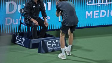 Andrey Rublev reclama ante un juez de línea en la semifinal del torneo de Dubái ante el kazajo Alexander Bublik, el viernes 1 de marzo de 2024. (AP Foto/Kamran Jebreili)