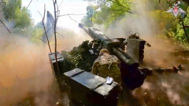 En esta imagen tomada de un video publicado por el Ministerio de Defensa ruso el miércoles 7 de agosto de 2024, un soldado ruso dispara un obús D-30 hacia posiciones ucranianas en un lugar no revelado en Ucrania. (Servicio de prensa del Ministerio de Defensa ruso vía AP)