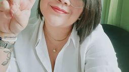 En esta imagen familiar sin fecha, la venezolana Edni López, profesora de ciencias políticas y poeta galardonada, hace un signo de victoria en su casa en Caracas, Venezuela. (Cortesía de la familia via AP)