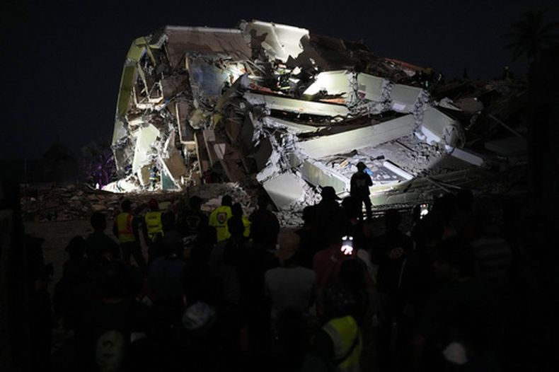 Equipos de rescate colombianos buscan entre los escombros tres días después del terremoto que sacudió La Guaira, Venezuela, la madrugada del sábado 27 de junio de 2026. (AP Foto/Matias Delacroix)