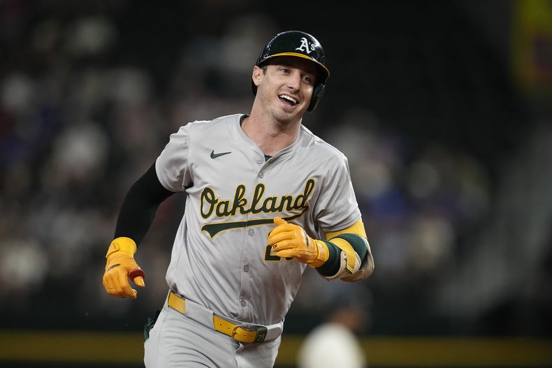 Brent Rooker, de los Atléticos de Oakland, festeja su jonrón solitario ante los Rangers de Texas, en la séptima entrada del juego del viernes 30 de agosto de 2024 (AP Foto/Tony Gutiérrez)