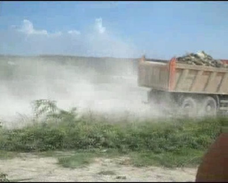 Pasan los camiones y su casa se llena de polvo, pero al regimen no le importa, la Zona Especial de Desarrollo  tiene prioridad ante la salud de Caridad y su familia.