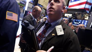 americateve | En esta fotograf&iacute;a de archivo del mi&eacute;rcoles 2 de octubre de 2013, el corredor Kevin Walsh trabaja en el piso de la Bolsa de Valores de Nueva York. (Foto AP/Richard Drew, archivo)