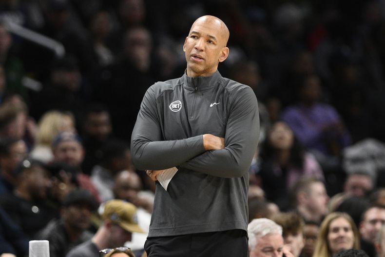 ARCHIVO - Foto del 29 de marzo del 2024, el entrenador de los Pistons de Detroit Monty Williams en el encuentro ante los Wizards de Washington. El miércoles 19 de junio del 2024 despiden a Williams. (AP Foto/Nick Wass, Archivo)