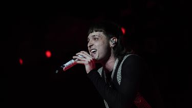 ARCHIVO - El cantante mexicano Peso Pluma durante su concierto en el Foro Sol de la Ciudad de México el sábado 11 de noviembre de 2023. Un tribunal chileno admitió en enero de 2024 el recurso de amparo presentado por un diputado republicano para evitar que el cantante mexicano Peso Pluma actué en el Festival Internacional de la Canción de Viña del Mar, argumentando que fomenta la narcocultura, en una polémica que mantiene en suspenso su actuación. (Foto AP/Aurea Del Rosario)