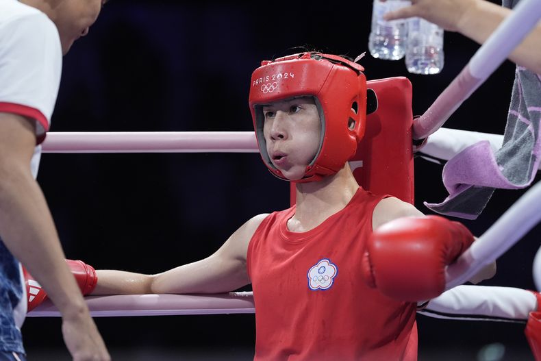 La taiwanesa Lin Yu-ting descansa entre asaltos durante su combate ante la uzbeka Sitora Turdibekova en el torneo olímpico de boxeo, el viernes 2 de agosto de 2024, en París. (AP Foto/Ariana Cubillos)