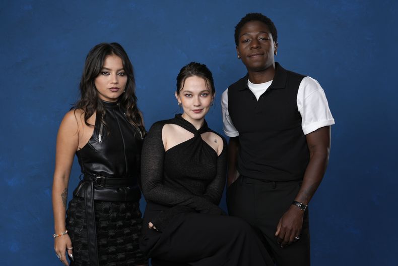 Isabela Merced, de izquierda a derecha, Cailee Spaeny, y David Jonsson posan para promocionar Alien: Romulus durante la Comic-Con International el sábado 27 de julio de 2024 en San Diego. (Foto AP/Chris Pizzello)