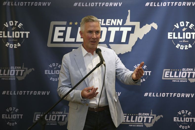 ARCHIVO - El candidato demócrata al Senado por Virginia Occidental, Glenn Elliott, pronuncia un discurso de victoria durante los resultados de las elecciones primarias, el 14 de mayo de 2024, en Wheeling, Virginia Occidental. (AP Foto/Kathleen Batten, Archivo)