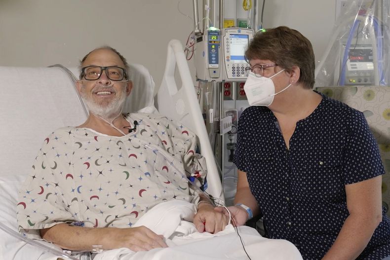 ARCHIVO - En esta foto suministrada por la Escuela de Medicina de la Universidad de Maryland, se ve a Lawrence Faucette acompañado por su esposa, Ann, en el hospital universitario de Baltimore, Maryland, en septiembre de 2023, antes de que le trasplantaran un corazón de cerdo. Faucette, la segunda persona en recibir un corazón de cerdo trasplantado, murió casi seis semanas después de la cirugía, anunciaron sus doctores el martes 31 de octubre de 2023. (Mark Teske/Escuela de Medicina de la Universidad de Maryland vía AP, Archivo)