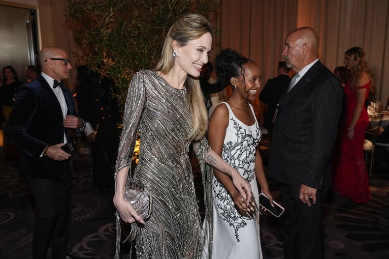 Angelina Jolie, izquierda, y Zahara Marley Jolie llegan a la 82ª edición de los Globos de Oro el domingo 5 de enero de 2025 en el Beverly Hilton de Beverly Hills, California. (Foto AP/Chris Pizzello)