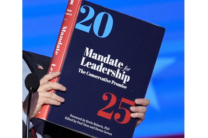 ARCHIVO - Una copia del Proyecto 2025 es exhibida durante la Convención Nacional Demócrata, el 21 de agosto de 2024, en Chicago. (AP poto/J. Scott Applewhite, archivo)