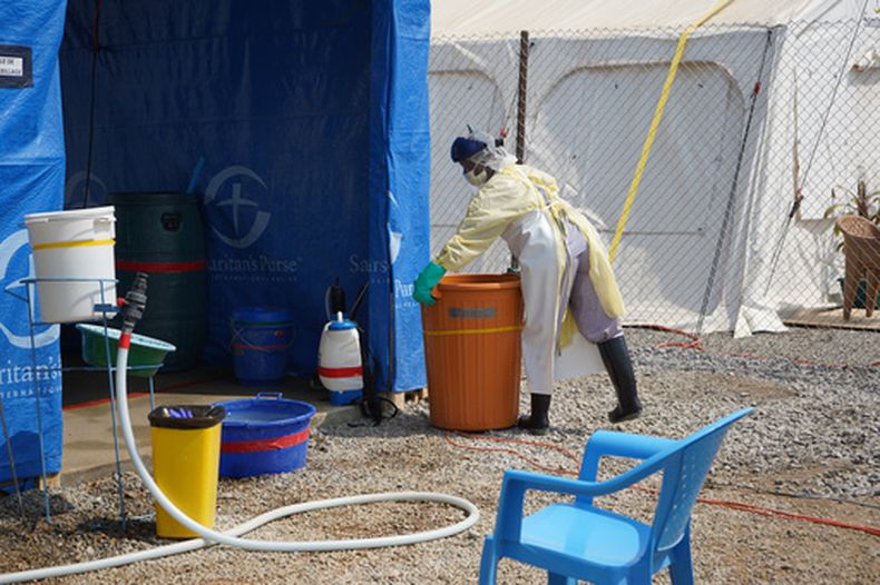 Un trabajador sanitario realiza labores en un centro de tratamiento del ébola en Bunia, Congo, el lunes 20 de julio de 2026. (Foto AP/Prosper Heri Ngorora)