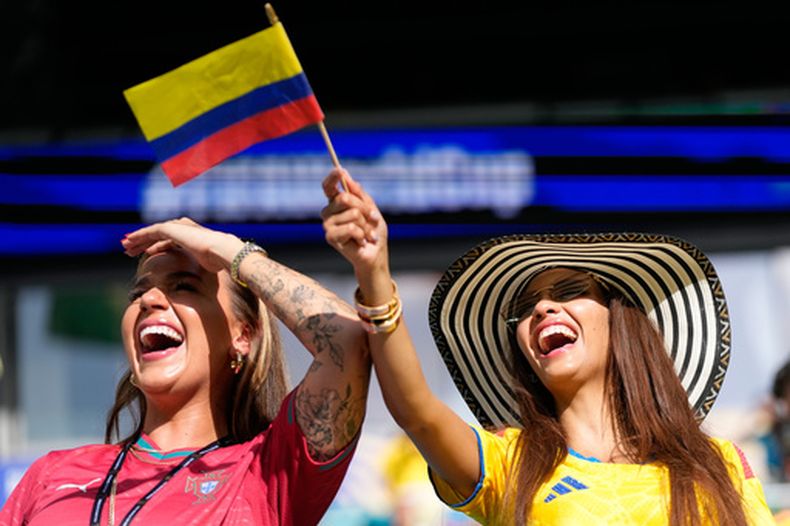 Aficionadas de Colombia y Portugal celebran antes del partido por el Grupo K del Mundial entre las dos selecciones, el sábado 27 de junio de 2026, en Miami Gardens, Florida (AP Foto/Lynne Sladky)