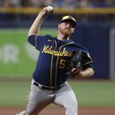 Woodruff abanicca a 10, Cerveceros derrotan a Rays 5-3