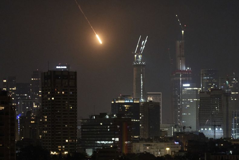 La estela de un proyectil antes de caer en Tel Aviv, Israel, el sábado 14 de junio de 2025. (AP Foto/Leo Correa)
