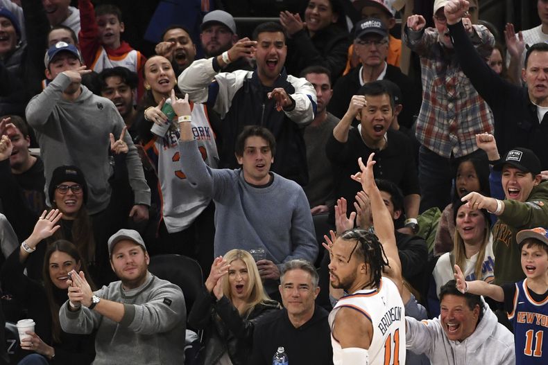 Jalen Brunson, de los Knicks de Nueva York, festeja con los aficionados tras encestar en el duelo del sábado 25 de enero de 2025, ante los Kings de Sacramento (AP Foto/Pamela Smith)