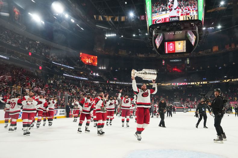 El centro de los Hurricanes de Carolina, Jordan Staal (11), levanta la Copa Stanley tras una victoria sobre los Golden Knights de Vegas en el Juego 6 de la serie de la Final de la Copa Stanley de hockey de la NHL, el domingo 14 de junio de 2026, en Las Vegas. (Foto AP/Candice Ward)