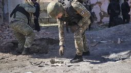 En esta imagen de archivo, un agente de policía examina fragmentos de una bomba guiada tras un ataque aéreo ruso sobre Jarkív, Ucrania, el 30 de abril de 2024. (AP Foto/Andrii Marienko, archivo)