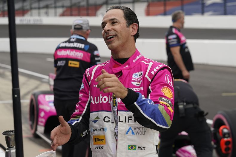 El piloto brasileño Helio Castroneves conversa con su equipo durante la clasificación para la carrera del Gran Premio IndyCar en el autódromo Indianapolis Motor Speedway, en Indianápolis, el viernes 12 de mayo de 2023. (AP Foto/Darron Cummings)