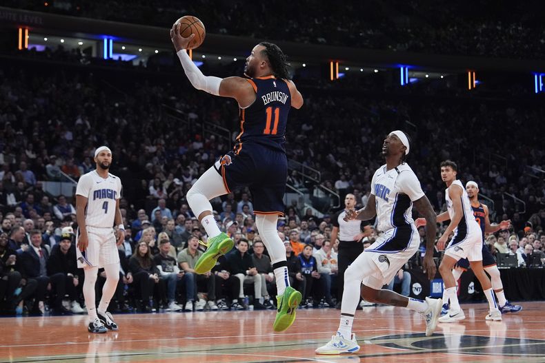 Jalen Brunson (11) de los Knicks de Nueva York encesta de bandeja ante el Magic de Orlando, el martes 3 de diciembre de 2024, en Nueva York. (AP Foto/Julia Demaree Nikhinson)