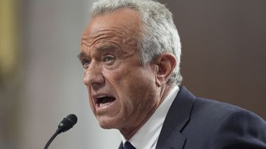 Robert F. Kennedy Jr., nominado por el presidente Donald Trump como secretario de Salud y Servicios Humanos, comparece ante la Comisión de Finanzas del Senado en su audiencia de confirmación en el Capitolio, en Washington, el miércoles 29 de enero de 2025. (AP Foto/J. Scott Applewhite)