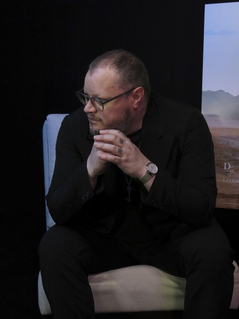 El músico mexicano Leonel García posa durante una entrevista sobre su álbum El show, en la Ciudad de México, el miércoles 11 de junio de 2025. (Foto AP/Berenice Bautista)