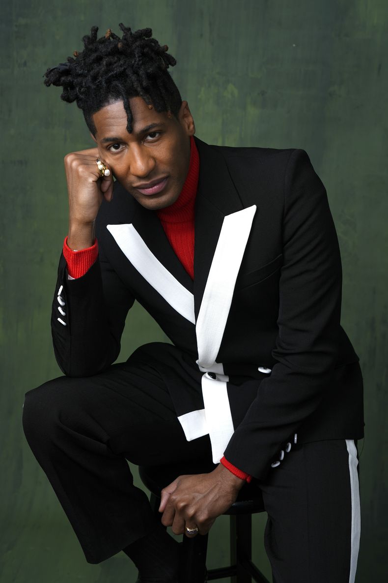 ARCHIVO - Jon Batiste posa durante el almuerzo de nominados al Oscar de la 96a edición de los Premios de la Academia el lunes 12 de febrero de 2024 en el Hotel Beverly Hilton de Beverly Hills, California. (Foto AP/Chris Pizzello, archivo)