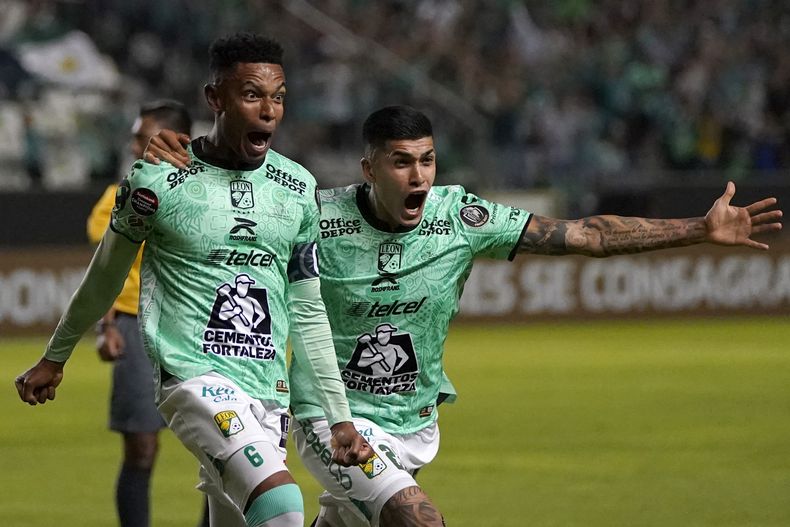 William Tesillo, del equipo mexicano León, a la izquierda, celebra con su compañero de equipo Adonis Frías, después de anotar el primer gol de su equipo contra Los Ángeles FC durante el partido de ida de la final del campeonato de CONCACAF en el estadio León en Guanajuato, México, el miércoles 31 de mayo de 2023. (Foto AP/Eduardo Verdugo)