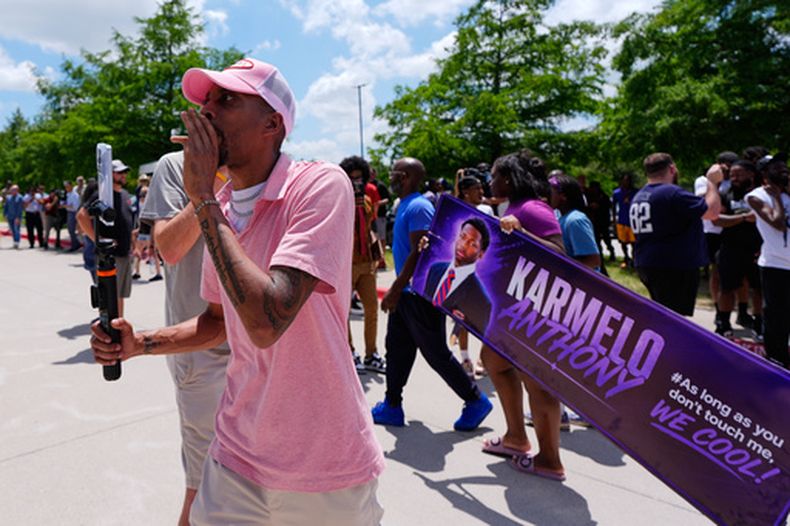 La multitud afuera del tribunal durante el juicio a Karmelo Anthony, en McKinney, Texas, el 9 de junio del 2026. (AP foto/Tony Gutierrez)