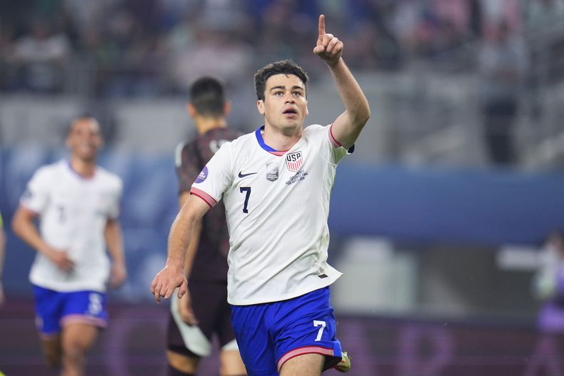 Gio Reyna (7) festeja su gol para Estados Unidos ante México en la final de la Liga de Naciones de la CONCACAF, el domingo 24 de marzo de 2024, Arlington, Texas. (AP Foto/Julio Cortez)