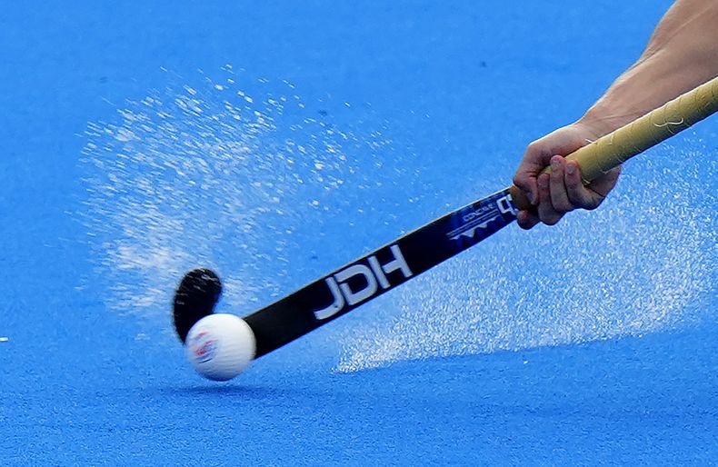 ARCHIVO - La foto muestra el bastón de un jugador de hockey sobre césped durante los Juegos Olímpicos, el domingo 4 de agosto de 2024, en Colombes, Francia (AP Foto/Aijaz Rahi, archivo)