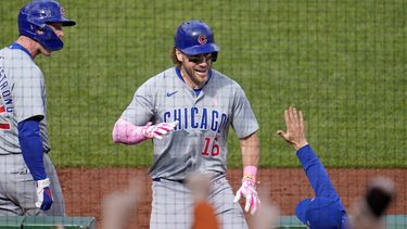 Patrick Wisdom (16), de los Cachorros de Chicago, regresa a la caseta después de batear jonrón de dos carreras frente al relevista de los Piratas de Pittsburgh Aroldis Chapman, durante la 10ma entrada del juego de béisbol del domingo 12 de mayo de 2024, en Pittsburgh. (AP Foto/Gene J. Puskar)