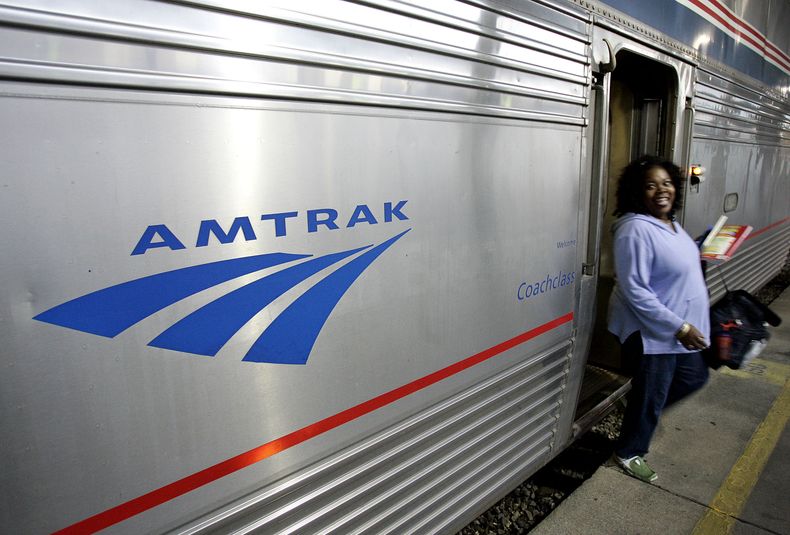 ARCHIVO - Una pasajera sale de un tren en una estación de Nueva Orleans, el 2 de noviembre de 2008. (AP Foto/Pat Semansky, Archivo)
