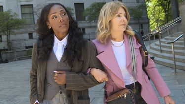 ARCHIVO - La cantante Dawn Richard y la abogada Lisa Bloom salen del tribunal federal durante el juicio por tráfico sexual de Sean Diddy Combs, el lunes 19 de mayo de 2025. (Foto AP/Ted Shaffrey, arhivo)