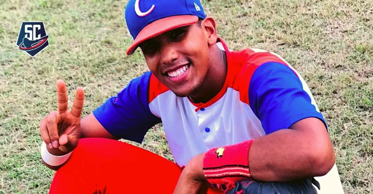 Joven prospecto del béisbol cubano abandona la isla rumbo a Dominicana con solo 16 años