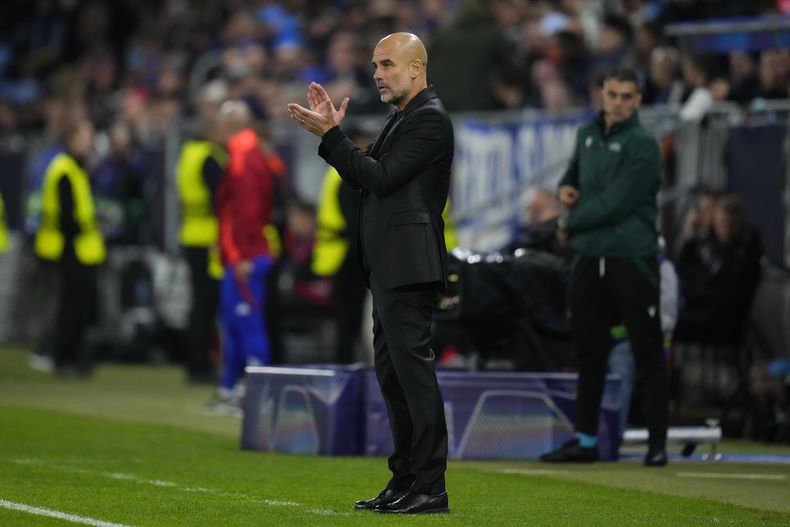 El técnico del Manchester City Pep Guardiola aplaude en la banca durante el encuentro de la Liga de Campeones ante el Slovan Bratislava el martes primeros de octubre del 2024. (AP Foto/Petr David Josek)