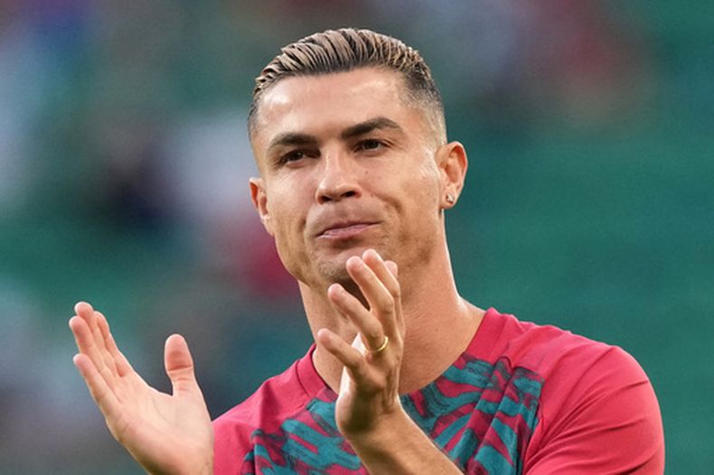 El delantero portugués Cristiano Ronaldo aplaude durante el calentamiento previo al partido contra Gales en la Liga de Naciones, el jueves 24 de septiembre de 2026, en Lisboa. (AP Foto/Armando Franca)