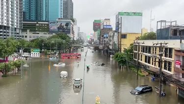 En la imagen, tomada de un video, se muestran calles anegadas en Bangkok, Tailandia, el 26 de septiembre de 2026, tras unas intensas lluvias. (AP Foto)
